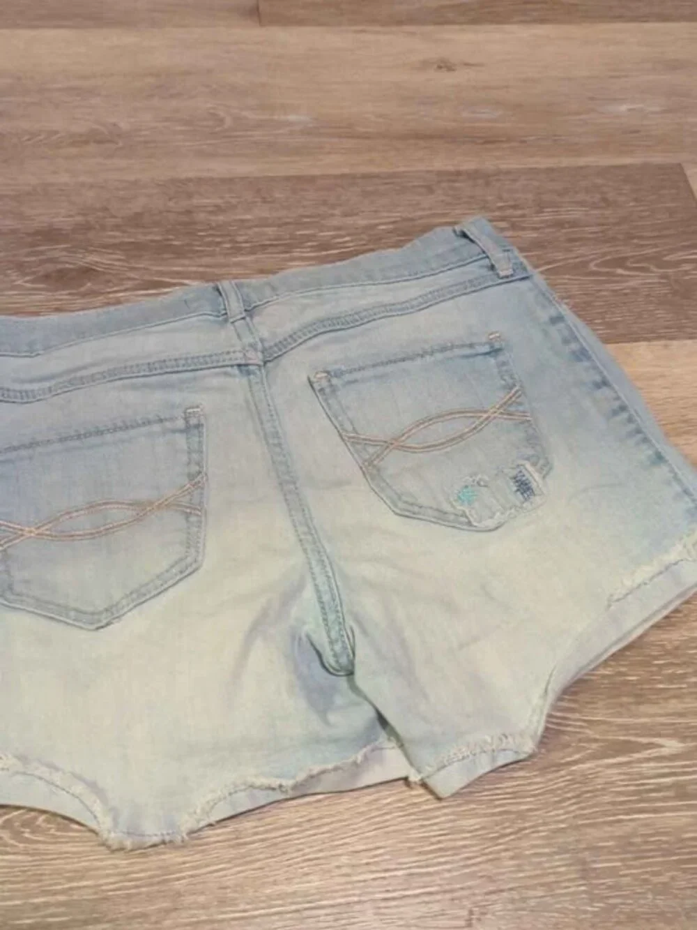Abercrombie Kids light wash blue distressed denim shorts 13/14 - Picture 3 of 3
